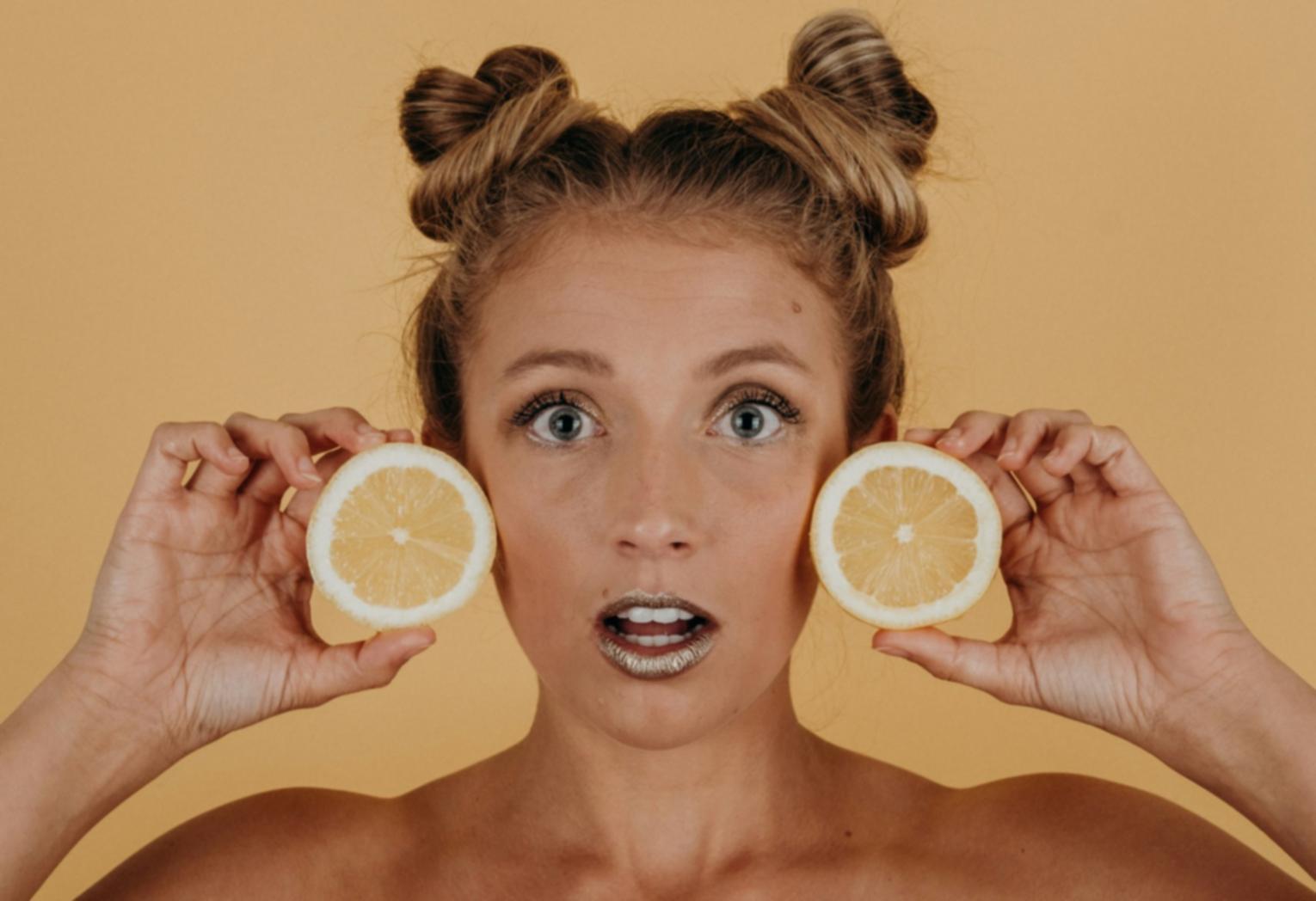 Démonstration technique de maquillage par une professionnelle